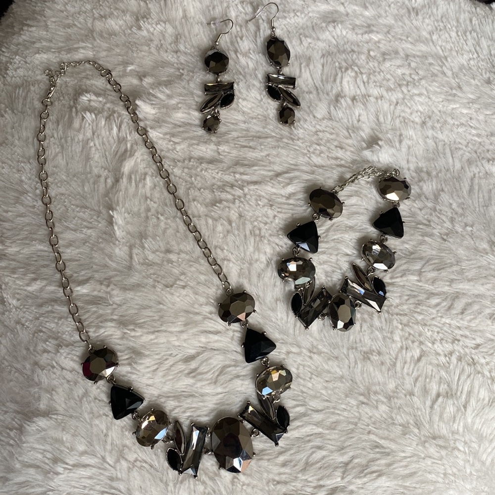 Magnificent necklace and bracelet set